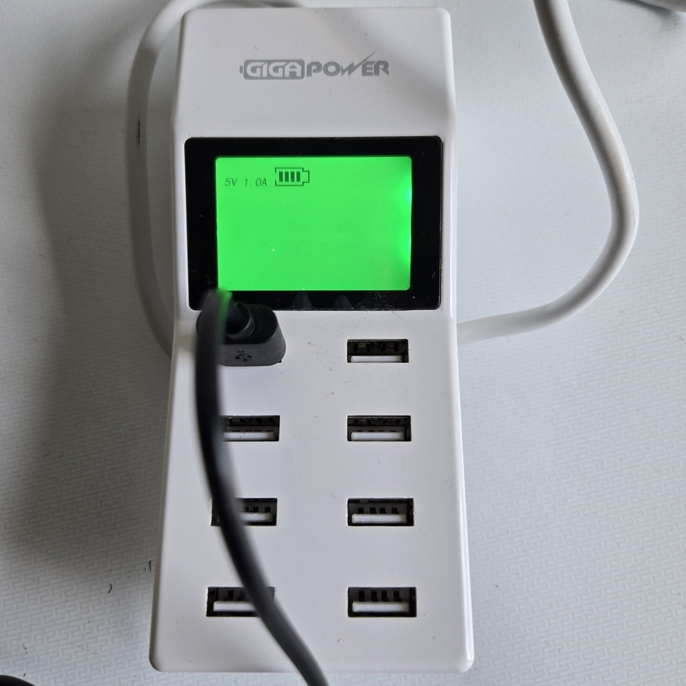 Gigapower 8 USB port hub Secure Fast charging 5V/8A Travel LCD charger YC-CDA6